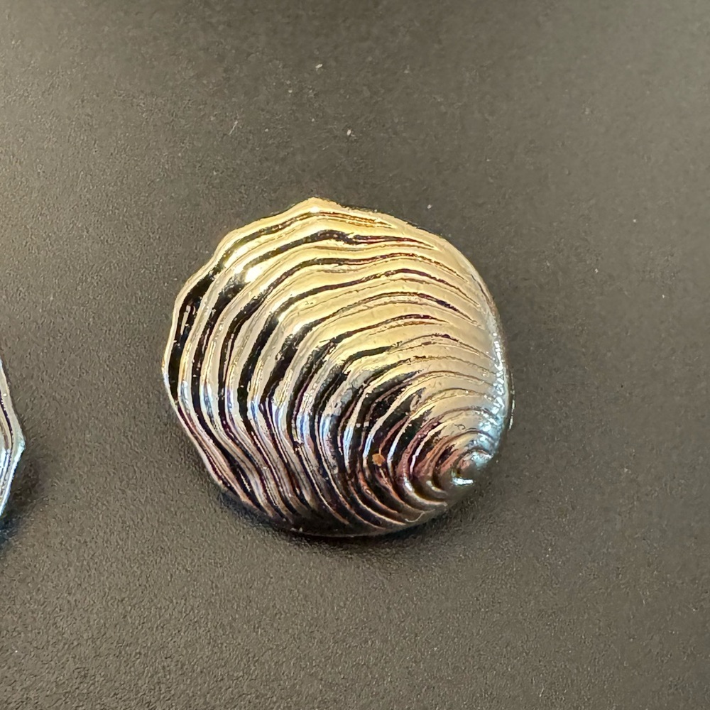 Vintage Silver Tone Shell Clip On Earrings Textured Swirl Dome - Retro - EUC - Picture 5 of 8